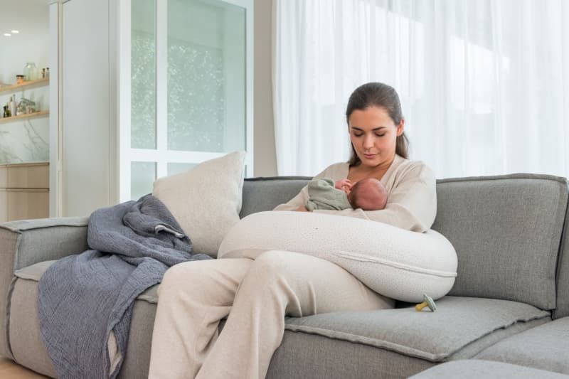 Coussin Maternite Buddy, gris silver dots confort doomoo — vue 4 sur 5