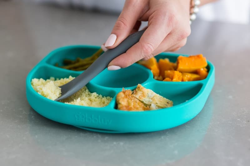 Yumi Assiette et Cuillere en Silicone Aqua, bblüv aqua — vue 4 sur 5