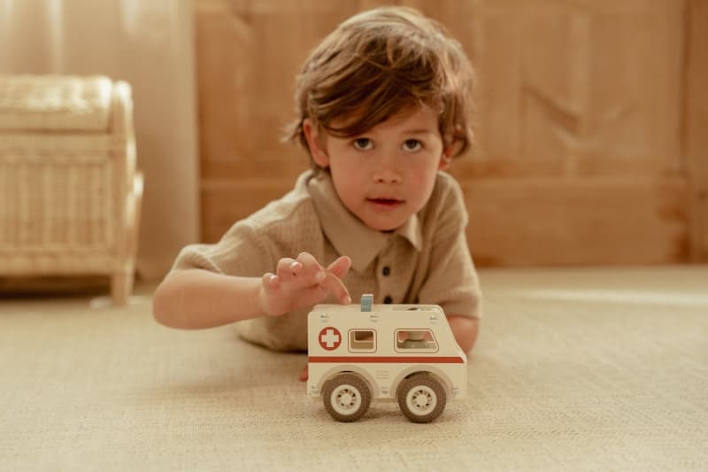 Ambulance en Bois Fsc, little dutch — vue 2 sur 6