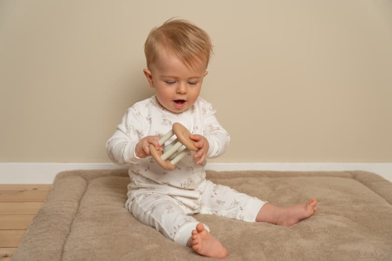 Hochet Roulant Fsc, blanc beige 3m+ baby bunny little dutch 05-24 — vue 3 sur 4