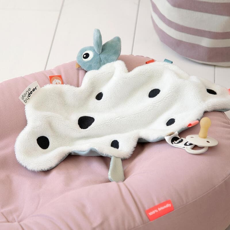 Doudou Plat Attache-sucette Happy Clouds, bleu done by deer news feb 2023 — vue 1 sur 3