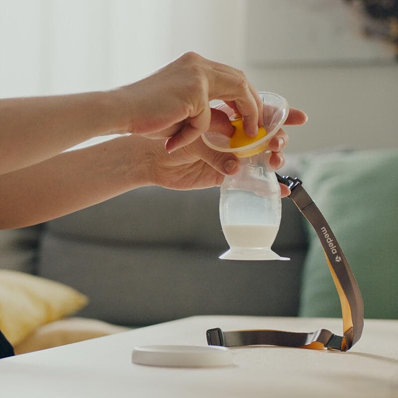 Recueil-lait en Silicone, transparent jaune et blanc medela h-24 — vue 3 sur 3