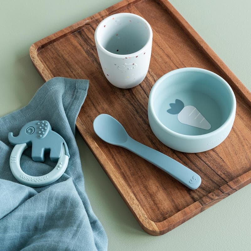 Coffret Premier Repas en Sili, bleu done by deer news feb 2023 — vue 3 sur 3