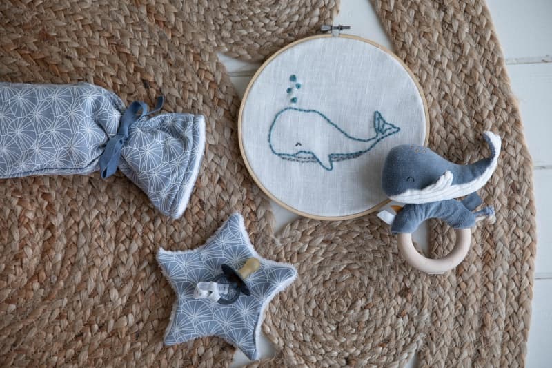 Hochet Anneau Baleine Ocean Blue, little dutch blue 14 x 14 x 4 cm — vue 5 sur 5