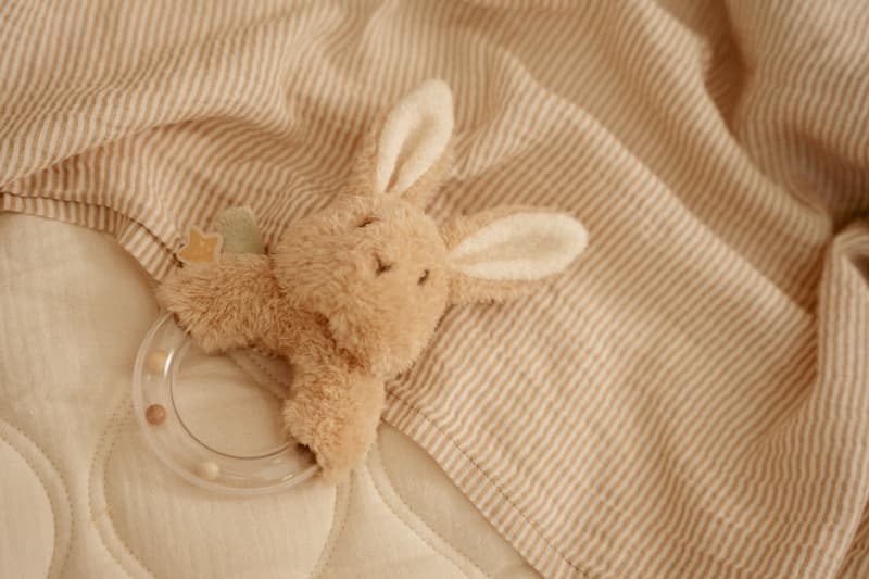 Anneau Hochet Lapin, blanc beige 0m+ baby bunny little dutch 05-24 — vue 5 sur 8